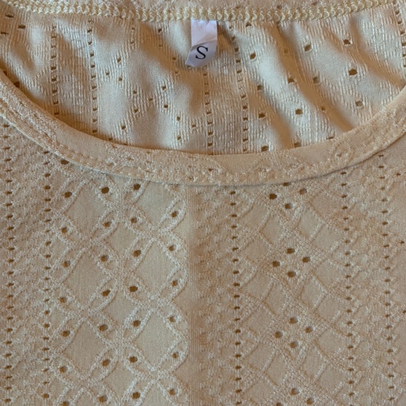 Alishebuy.Yellow stretch blouse with embroidery. Size S. Made in China. - Picture 5 of 7